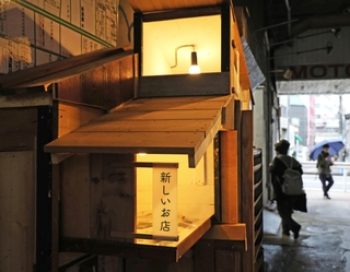 「建てる」「無くなる」を問い直す副産物産店の作品「新しいお店」＝神戸市中央区元町高架通（撮影・長嶺麻子）