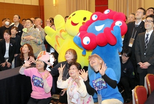 記念撮影にはミャクミャクとはばタンが登場した＝神戸市中央区港島中町６