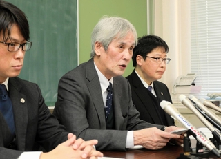 判決を受け、会見する堤将太さんの父敏さん（中央）＝１９日午後、神戸市中央区橘通１、兵庫県弁護士会館