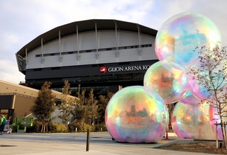 開業１周年を記念し、アート作品が飾られたジーライオンアリーナ神戸＝神戸市中央区新港町