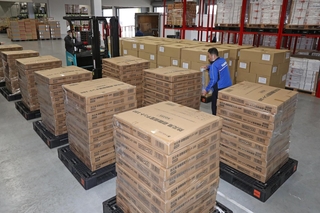 大型物流施設に搬入された猪名川町の災害備蓄品＝兵庫県猪名川町差組