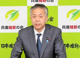 記者会見する兵庫維新の会の金子道仁代表＝１９日夜、神戸市中央区北長狭通４