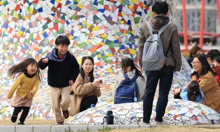 柔らかな春の日差しに包まれ、笑顔で駆け回る子どもたち＝神戸市中央区、メリケンパーク（撮影・丸山桃奈）