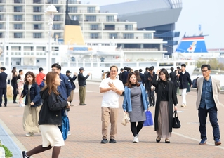 軽やかな服装で散策を楽しむ観光客ら＝神戸市中央区、メリケンパーク（撮影・丸山桃奈）