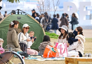 ピクニックを楽しむ親子連れ＝神戸市中央区、メリケンパーク（撮影・丸山桃奈）