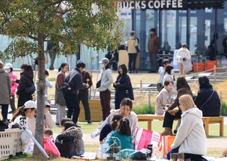 ピクニックを楽しむ親子連れ＝神戸市中央区、メリケンパーク（撮影・丸山桃奈）