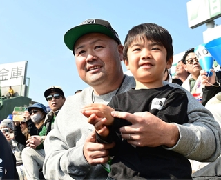 後輩に声援を送る菰方崇博さんと長男の翔誠ちゃん＝２１日午前、西宮市の甲子園球場（撮影・中西幸大）