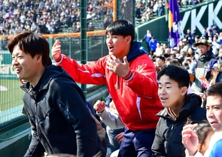 阪下漣さん（中央）ら昨年の東洋大姫路野球部のメンバーたち＝２１日午前、西宮市の甲子園球場（撮影・中西幸大）