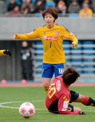 東日本大震災を機に誕生したベガルタ仙台レディースの選手としてプレーする現役時代の田原のぞみさん＝２０１５年12月、川崎市 