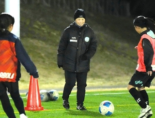 マイナビ仙台レディースのジュニアユースコーチとして中学生を指導する田原のぞみさん（中央）＝仙台市内（チーム提供）