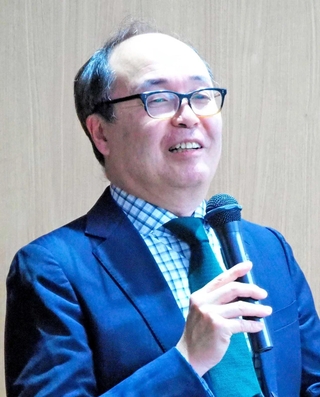 腎がんと最新の治療法について解説する神戸市立医療センター中央市民病院の山﨑俊成・泌尿器科部長＝兵庫県予防医学協会健診センター