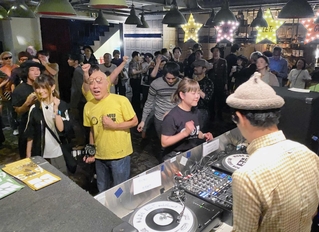 思い思いのダンスで盛り上がるヌード　レストランの客たち＝２０２４年１０月、神戸市中央区