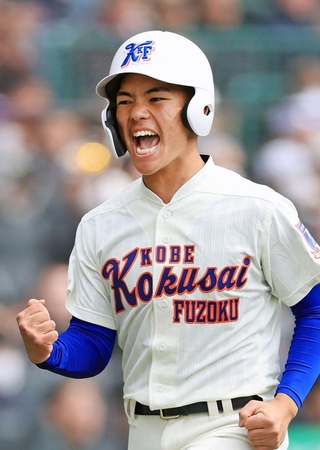 ６回表神戸国際大付１死二塁、田中翔麻選手の適時打で生還する比嘉俊輔選手＝２２日午前、西宮市の甲子園球場（撮影・丸山桃奈）