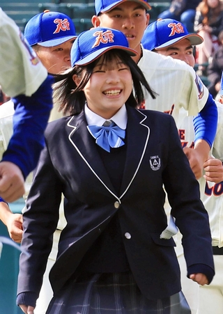 試合開始前、スタンドに笑顔であいさつする神戸国際大付のマネジャー、舟越雪月さん（撮影・丸山桃奈）