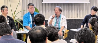 環プロジェクトの成果について語る神戸新聞社の辻本一好専任部長（右から２人目）＝東京都内