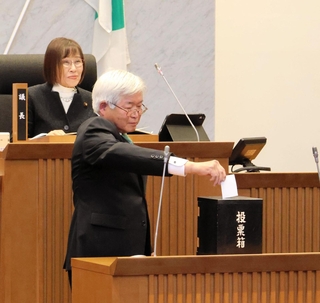 記名投票を行う加東市議＝加東市社