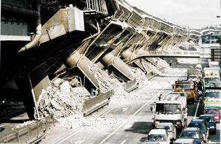 約６００メートルにわたって横倒しになった阪神高速の高架道路＝１９９５年１月１７日、神戸市東灘区深江本町