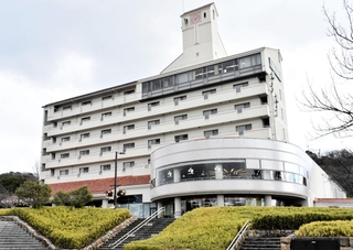 しあわせの村の中心に建つ本館・宿泊館＝２０２５年１２月２６日、神戸市北区しあわせの村