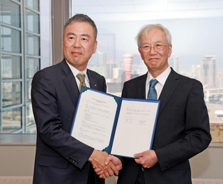 協定を交わす神戸市外国語大学の田中悟学長（右）と神戸新聞社の梶岡修一社長＝２４日午後、神戸新聞社（撮影・丸山桃奈）