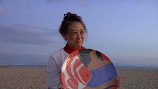 自作の大皿を持つ鈴木順子さんを映したドキュメンタリー作品の一場面（ⓒＭＢＳ）