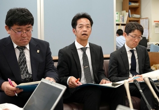 処分内容を発表する教職員人事課長＝２４日午後、兵庫県庁