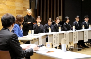 生物多様性をテーマに市長らと語り合う高校生ら＝神戸市中央区東町、区文化センター