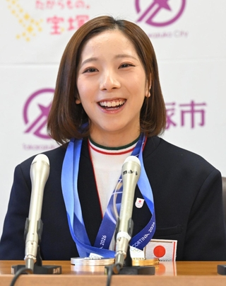 宝塚市役所を訪問し、会見する三浦璃来選手＝３月２日、宝塚市東洋町