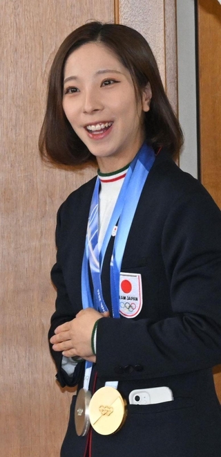 宝塚市役所を訪問した三浦璃来選手＝３月２日、宝塚市東洋町