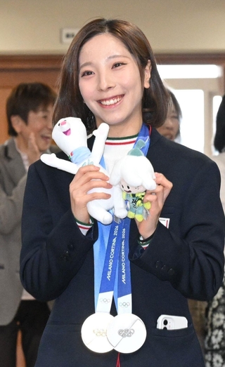 宝塚市役所を訪問した三浦璃来選手＝３月２日、宝塚市東洋町