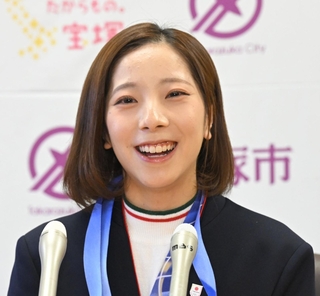 宝塚市役所を訪問し、会見する三浦璃来選手＝３月２日、宝塚市東洋町