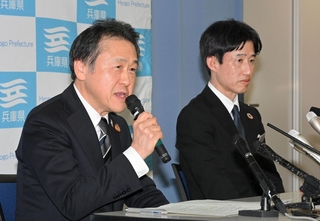 副知事就任が決まり、会見する守本真一農林水産部長（左）と守本豊企画部長＝２５日午後、兵庫県庁（撮影・大田将之）