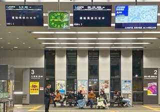 兵庫県内で震度３の地震があり、ＪＲ神戸線で電車の運転が見合わせになった＝２５日午後８時４６分、神戸市灘区、ＪＲ灘駅