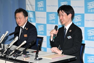 副知事就任が決まり、会見する守本豊企画部長（右）と守本真一農林水産部長＝２５日午後、神戸市中央区、兵庫県庁（撮影・大田将之）