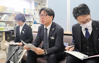 医療事故について説明する兵庫県病院局企画課の担当者＝２６日午前、県庁
