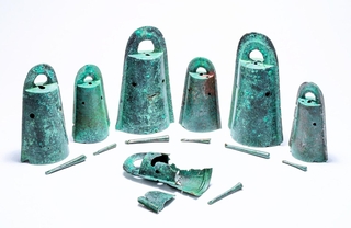 横帯文銅鐸、袈裟襷文銅鐸（南あわじ市提供）