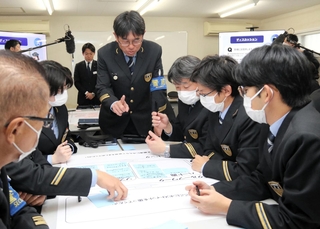 駅ホームの安全対策について意見を交わすＪＲ西日本社員ら＝大阪府大東市