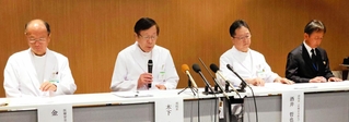 医療事故について説明する木下芳一病院長（左から２番目）ら＝はりま姫路総合医療センター