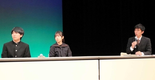 島田叡を切り口にした平和シンポでは兵庫高校の齋藤颯太さん（左）、沖縄・那覇高校の神里愛佳さん（中央）が参加。県の枠を超えて本音をぶつけた＝神戸文化ホール
