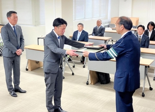 優秀安全運転事業所表彰を受けた事業所の担当者ら＝兵庫県中央労働センター