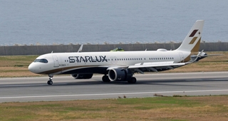 台湾便を増やすスターラックス航空の旅客機＝神戸空港