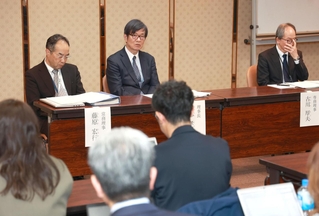 神戸市室内管弦楽団の今後について会見する、神戸市民文化振興財団の服部孝司理事長（中央）、古川厚夫専務理事（右）、藤原宏行常務（左）＝２７日午後、神戸文化ホール（撮影・長嶺麻子）