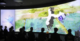 移設記念式典で上映された「ＨＹＯＧＯミライバス」＝兵庫津ミュージアム