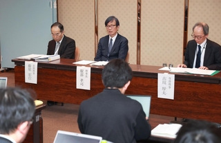 神戸市室内管弦楽団の今後について会見する、神戸市民文化振興財団の服部孝司理事長（中央）、古川厚夫専務理事（右）、藤原宏行常務理事（左）＝２７日午後、神戸文化ホール（撮影・長嶺麻子）