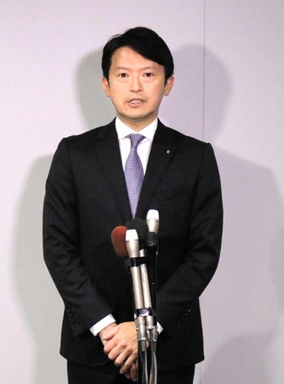 報道陣の取材に応じる斎藤元彦知事＝２７日午後、豊岡市山王町