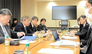 外来医師過多区域の指定に向けて協議する兵庫県医師会の八田昌樹会長（左側手前から２人目）と神戸市医師会の堀本仁士会長（同３人目）ら＝２４日、神戸市中央区、県医師会館