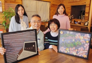 企画展への出品作を手にする宮内良憲さん（手前左）と妻のメイ子さん（手前右）、主催する河野由季さん（後方右）と亜季さん（後方左）の姉妹＝神戸市灘区琵琶町１