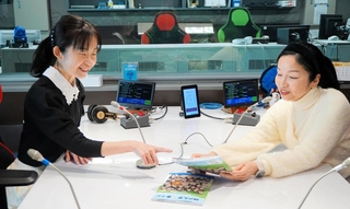 ラジオ番組でも本を紹介。収録前に眺める神戸大の木村真希教授（左）とパーソナリティーの天宮遥さん＝神戸市中央区東川崎町１、ラジオ関西