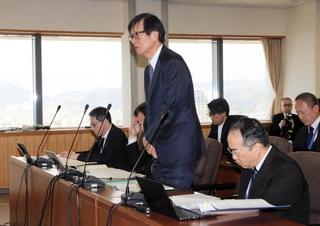 神戸市室内管弦楽団の運営状況などについて述べる神戸市民文化振興財団の服部孝司理事長（中央）＝３０日午前、神戸市会