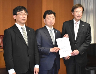 市バスの運行継続のため、国土交通省の水嶋智事務次官（中央）に支援を要請した久元喜造神戸市長（右）と竹内重貴京都市副市長＝東京都千代田区