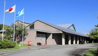 兵庫県立粒子線医療センター＝２０２５年７月、たつの市新宮町光都１